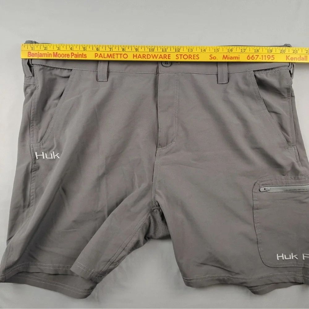 Huk Fishing Shorts Mens 2XL/XXL Gray Stretch Zip Pocket Performance Outdoor